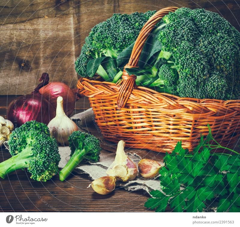 fresh broccoli in a wicker brown basket Vegetable Lettuce Salad Nutrition Eating Vegetarian diet Diet Table Nature Plant Wood Fresh Natural Brown Green Broccoli