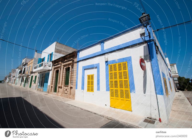 siesta Cloudless sky Summer Beautiful weather Small Town House (Residential Structure) Wall (barrier) Wall (building) Facade Window Door Street Old Illuminate