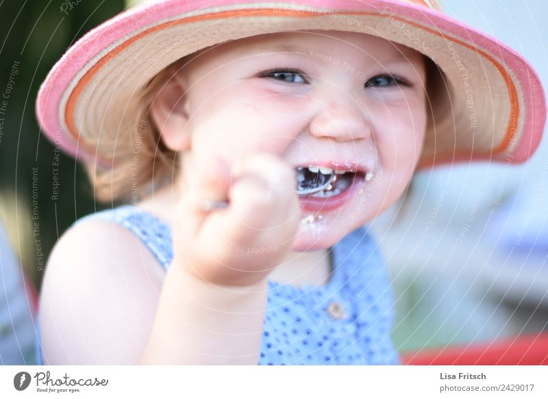 Toddler, food, girl, laugh Eating Spoon Parenting Child Feminine 1 Human being 1 - 3 years Straw hat Sunhat Discover To enjoy Laughter Brash Happiness Happy
