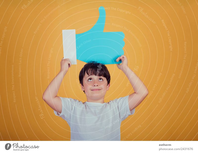 boy with a big like Lifestyle Joy Human being Masculine Child Toddler Boy (child) Infancy 1 8 - 13 years Sign Signs and labeling To hold on Fitness Smiling