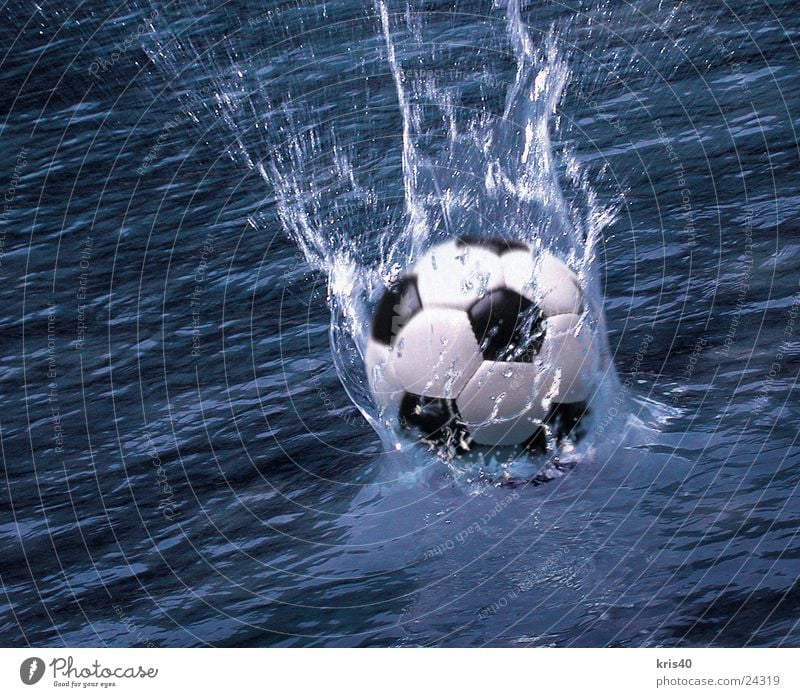 water polo Inject Sports Ball Water Foot ball Beach ball Surface of water Splash of water Dynamics Motion blur