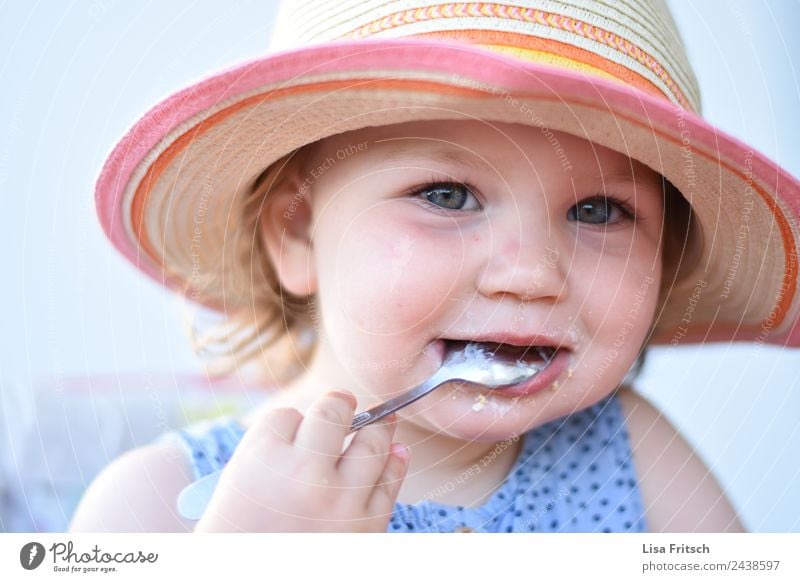 Toddler, food, spoon, coneflower Nutrition Eating Spoon Parenting Child Girl 1 Human being 1 - 3 years Straw hat Sunhat Blonde Short-haired Discover To hold on