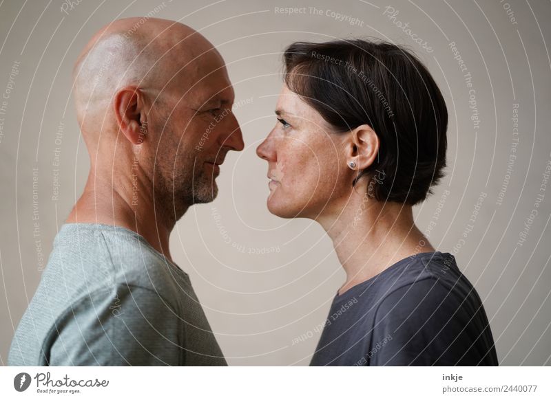 Man and woman face each other Lifestyle Woman Adults Face 2 Human being 30 - 45 years 45 - 60 years Looking Authentic Together Emotions Moody Agreed Loyal