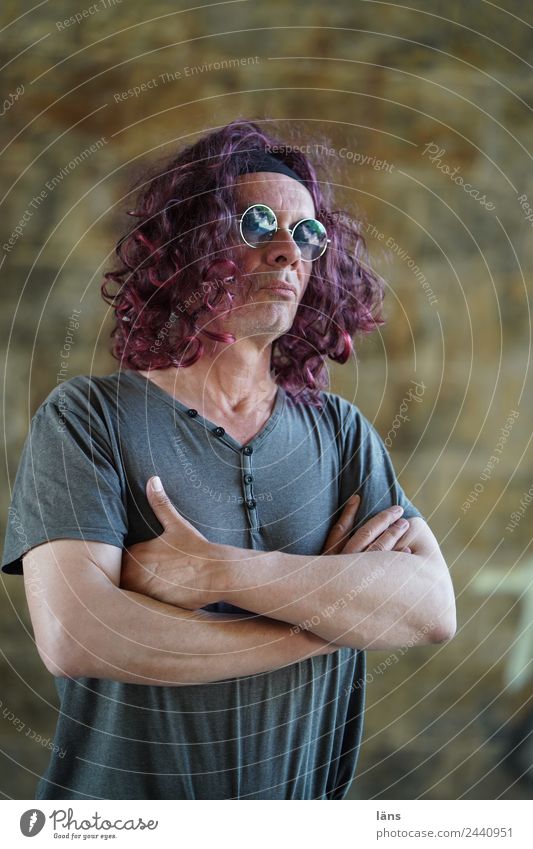 Cool l UTDresden Human being Masculine Man Adults Life 1 Wall (barrier) Wall (building) T-shirt Eyeglasses Hair and hairstyles Long-haired Curl Observe