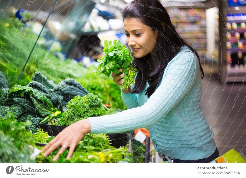 Picking the right veggie Food Vegetable Nutrition Vegetarian diet Diet Shopping Human being Woman Adults 1 18 - 30 years Youth (Young adults) Green antioxidants