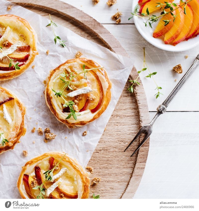 Puff pastry biscuits with nectarines, camembert and thyme Flaky pastry Baked goods Pie Snack Appetizer Nectarine Fruit Brie Cheese gratinated Thyme