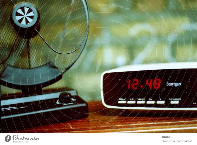 b1 Antenna Alarm clock Clock Analog Electrical equipment Technology Television Digital photography