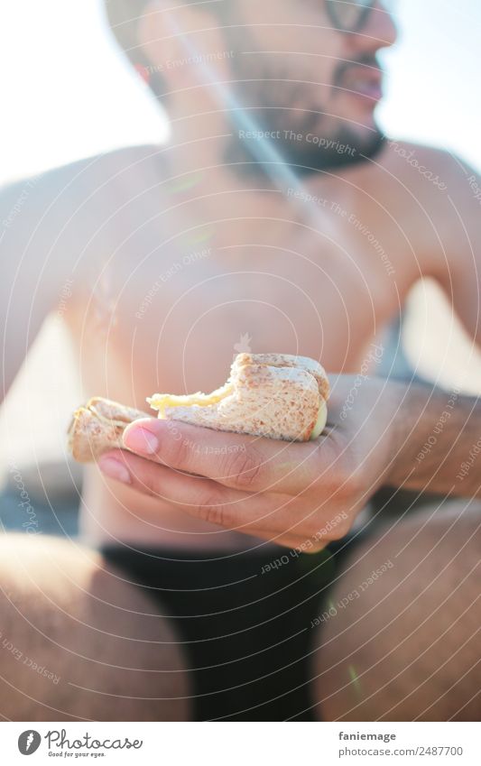 le sandwich II Lifestyle Style Human being Masculine Man Adults Eating Sandwich Beach Bread Coated Sit Sun Camargue France Southern France Body Shorts Picnic