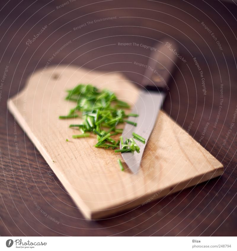 Wooden board with a knife and cut fresh chives Chives Organic produce Vegetarian diet Chopping board Knives Fresh Healthy Green Delicious Herbs and spices
