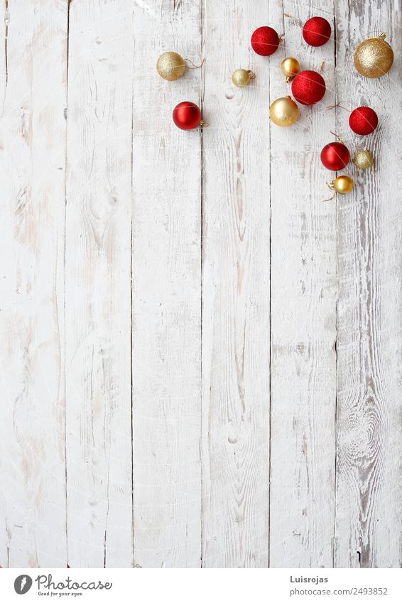 red and golden christmas balls on white wood Wood Gold Plastic To enjoy Navidad adorno navideño bolas fiesta celebracion blanco rojo ornamento fondo tarjeta