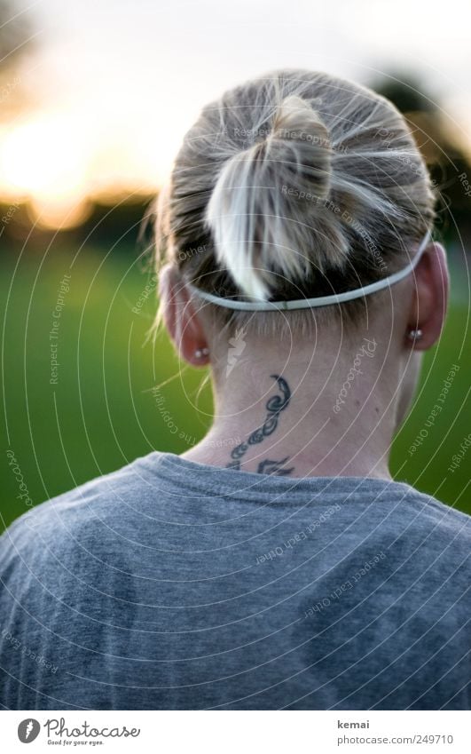 sports hairdo Human being Young woman Youth (Young adults) Adults Life Head Hair and hairstyles Ear Back Neck 1 18 - 30 years T-shirt Accessory Tattoo Earring