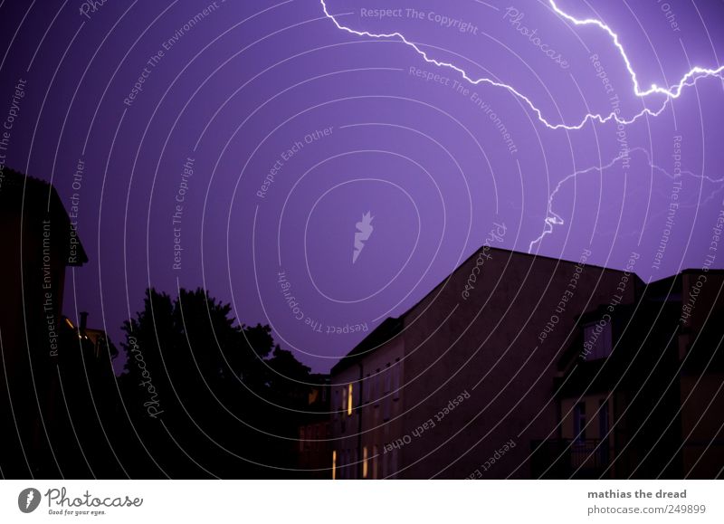 lightning bolt Environment Nature Elements Sky Horizon Bad weather Thunder and lightning Lightning Town House (Residential Structure) Manmade structures
