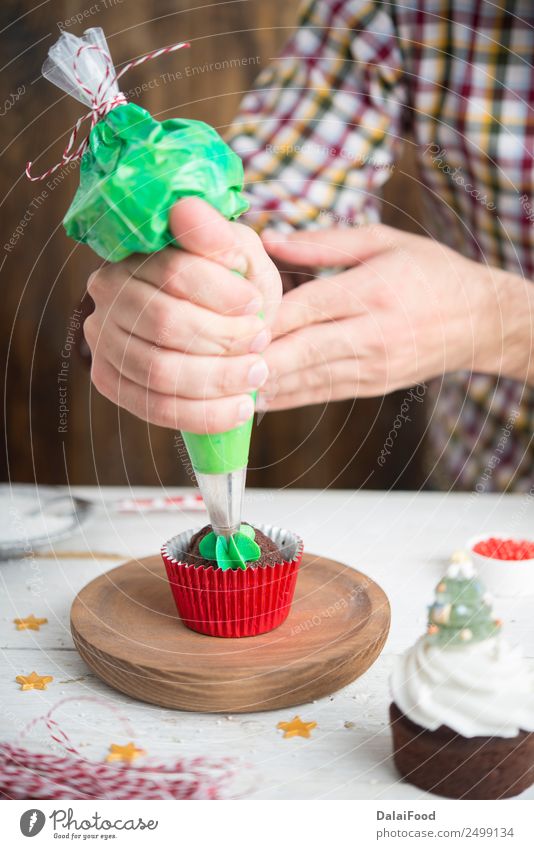 Making cupcake for christmas time Baking Baked goods Candy Feasts & Celebrations Christmas & Advent Cup Cupcake Decoration Dessert Festive Food Frost Gift Green