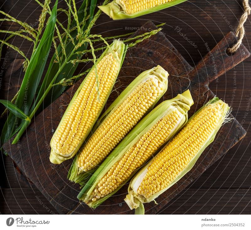 fresh ripe corn cobs Vegetable Nutrition Vegetarian diet Summer Table Nature Leaf Wood Old Eating Fresh Natural Above Brown Yellow Green background healthy