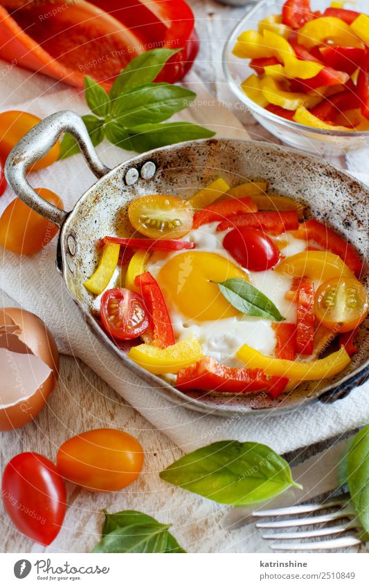 ied egg with a bell pepper and tomatoes Vegetable Breakfast Pan Table Fresh Bright Yellow Red Cholesterol Cooking fat food Frying Fried egg sunny-side up Meal