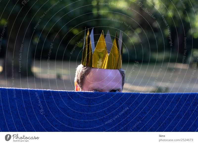 Crowned head hides Human being Masculine Life 1 Observe Curiosity Expectation Puzzle Exterior shot Copy Space top Copy Space bottom Looking into the camera