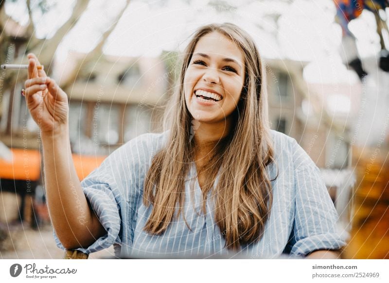 laugh Lifestyle Elegant Style Joy Happy Beautiful Hair and hairstyles Feminine 1 Human being Happiness Contentment Joie de vivre (Vitality) Enthusiasm Optimism