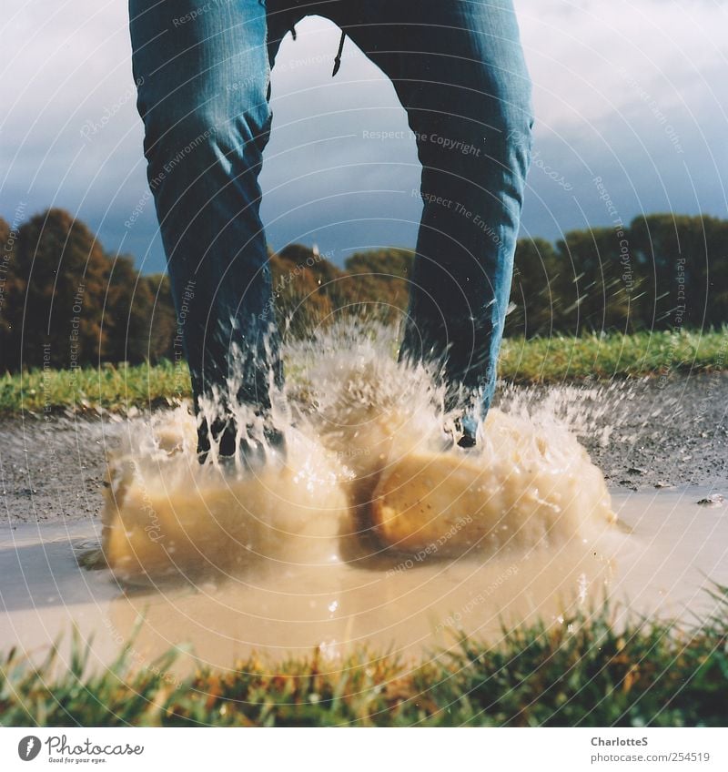 bipeds Legs Feet Thigh 1 Human being Nature Water Drops of water Bad weather Meadow Field Puddle Inject Rain Lanes & trails Jeans Grass Swimming & Bathing