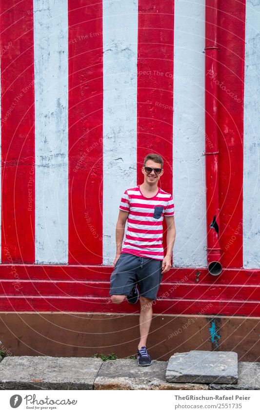 pose Masculine Young man Youth (Young adults) 1 Human being 30 - 45 years Adults Red White Stripe Striped Shorts Warmth Casual clothes Eyeglasses Smiling