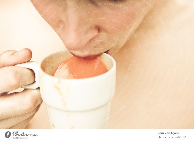 Tomato soup Soup Stew Beverage Hot drink Cup Mug Human being Masculine Man Adults Mouth 1 Warmth Brown Yellow Pink Red White Tasting Taste Drinking Colour photo