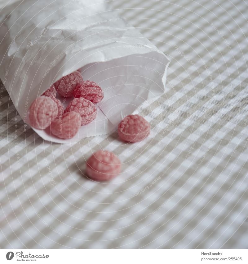 très bon Candy Sweet Gray Red White Paper bag Raspberry Lick Checkered raspberry taste Colour photo Subdued colour Interior shot Close-up Pattern Deserted