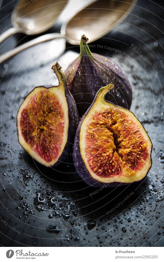 Fresh figs Food Fruit Nutrition Slow food Spoon Healthy Eating Restaurant Dark Brash Cold Wet Sweet Power Exotic To enjoy Fig Fruit flesh Division Half