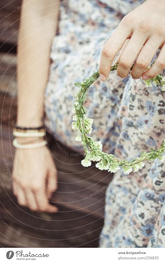 couronne Feminine Woman Adults Hand 1 Human being Plant Blossom Fashion Dress Accessory Bracelet Hair accessories Wreath Flower wreath To hold on Happiness
