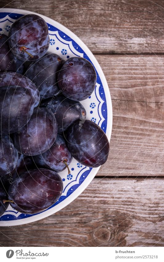A plate of plums Food Fruit Organic produce Plate Bowl Healthy Eating Kitchen Wood Select Fresh Blue Plum Vitamin Mature Harvest Delicious Candy Colour photo