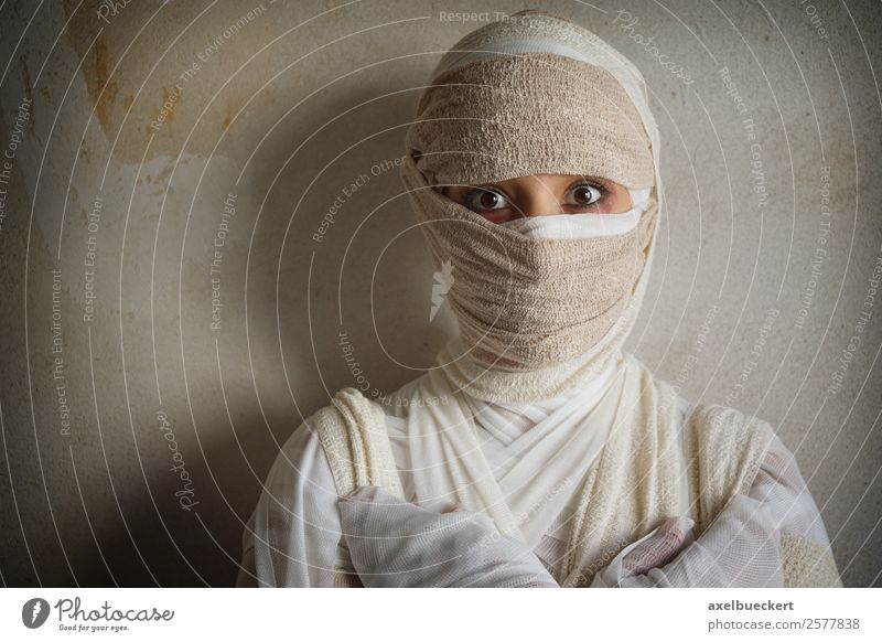 woman wrapped in bandages Lifestyle Leisure and hobbies Carnival Hallowe'en Human being Girl Young woman Youth (Young adults) Woman Adults 1 18 - 30 years