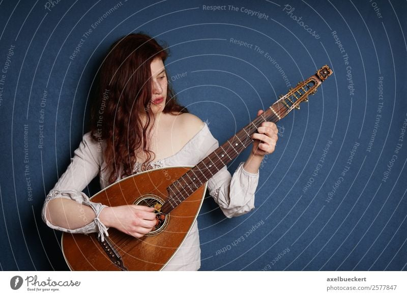 The lutenist Lifestyle Leisure and hobbies Entertainment Music Human being Feminine Young woman Youth (Young adults) Woman Adults 1 18 - 30 years Musician Retro