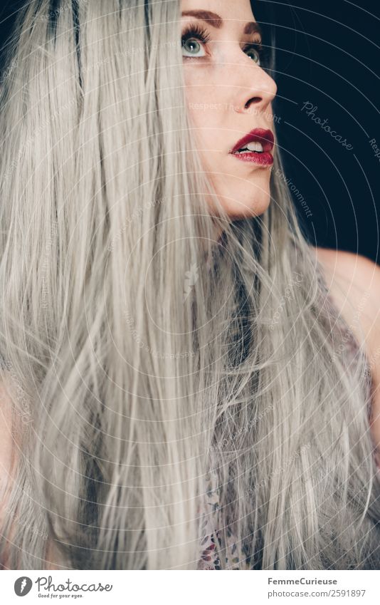 Woman with long grey dyed hair Feminine Adults 1 Human being 18 - 30 years Youth (Young adults) 30 - 45 years Hair and hairstyles Gray Colour Long-haired