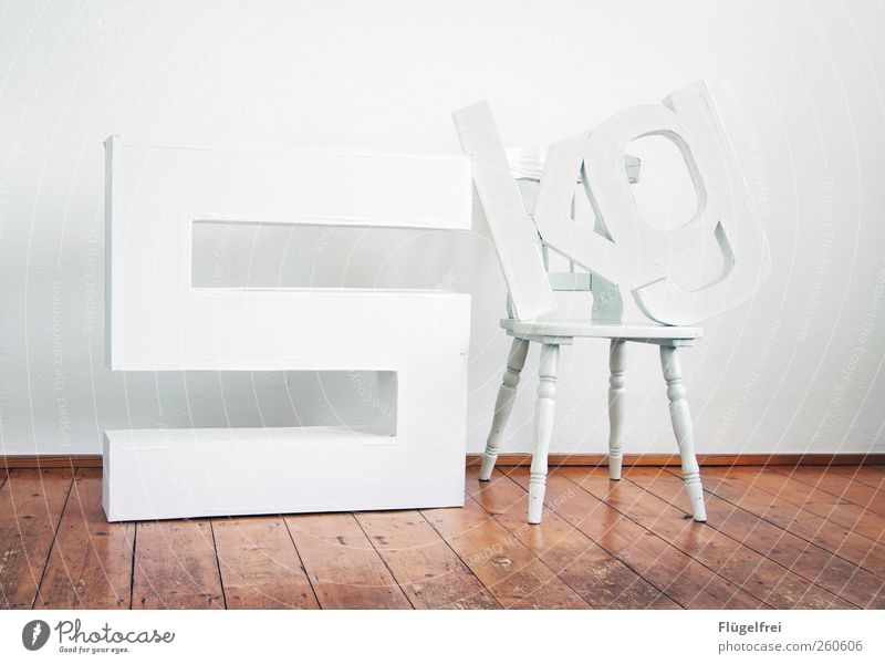 5kg Stuhl Art Stand Zahl Gewicht Holzboden Parkett Dekoration Papier Pappe Design Kunst weiß hell gestapelt Zeichen Typografie Raum Zimmer Wand Kreativität