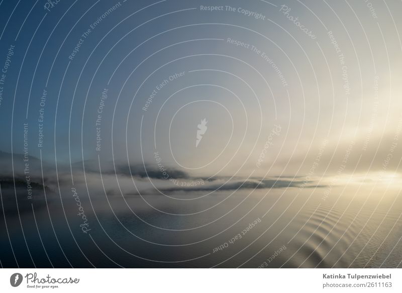 Morgenstimmung mit Blick auf Nebel und Berge im Saguenay Fjord Nature Landscape Elements Water Clouds Autumn Fog Waves Lakeside Landmark Navigation