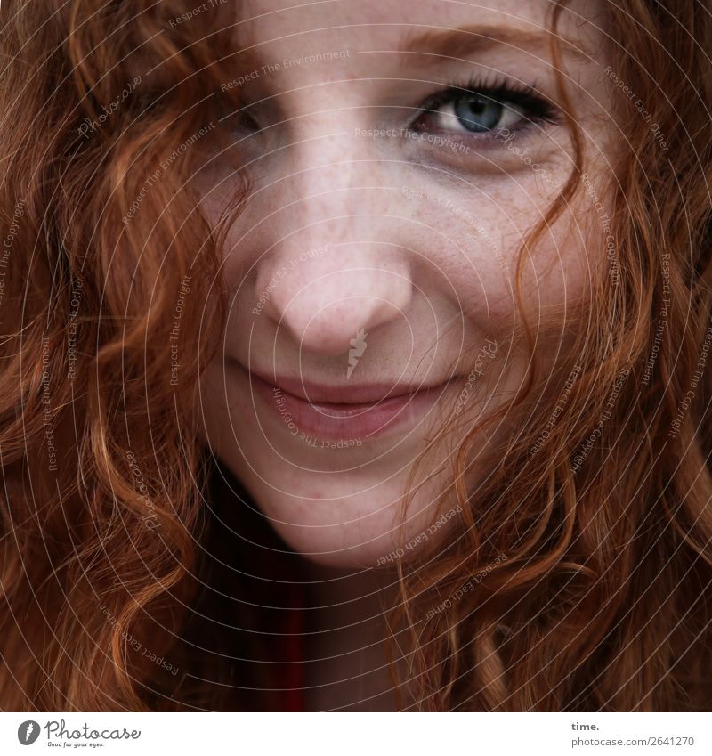 nina Feminine Woman Adults 1 Human being Red-haired Long-haired Curl Observe Smiling Looking Friendliness Happiness pretty Astute Warmth Contentment