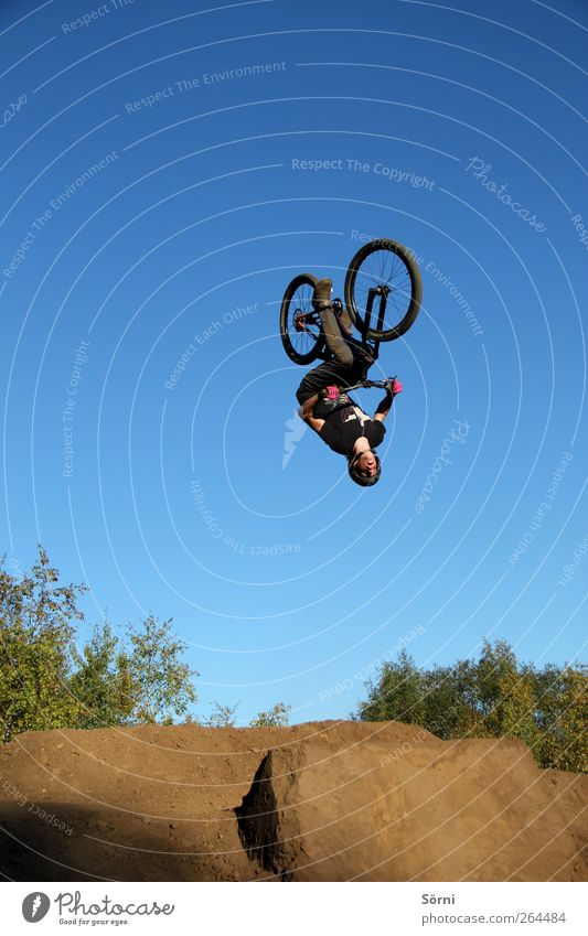 upside down? Lifestyle Leisure and hobbies Cycling Back somersault Adventure Freedom Sports Sportsperson Bicycle Halfpipe Masculine Youth (Young adults) 1