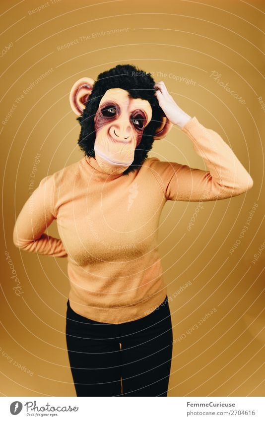 Woman with monkey mask scratching her head Feminine Adults 1 Human being 18 - 30 years Youth (Young adults) 30 - 45 years Communicate Evolution Humanity Scratch