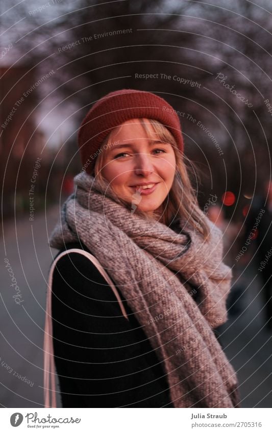 woman scarf cap evening red Feminine Woman Adults 1 Human being 18 - 30 years Youth (Young adults) Hamburg Coat Cap Blonde Bangs Laughter Stand Illuminate