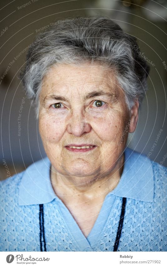 Grandmother I Woman Adults Female senior Senior citizen Head 1 Human being 60 years and older Smiling Looking Old Authentic Friendliness Blue Gray Uniqueness