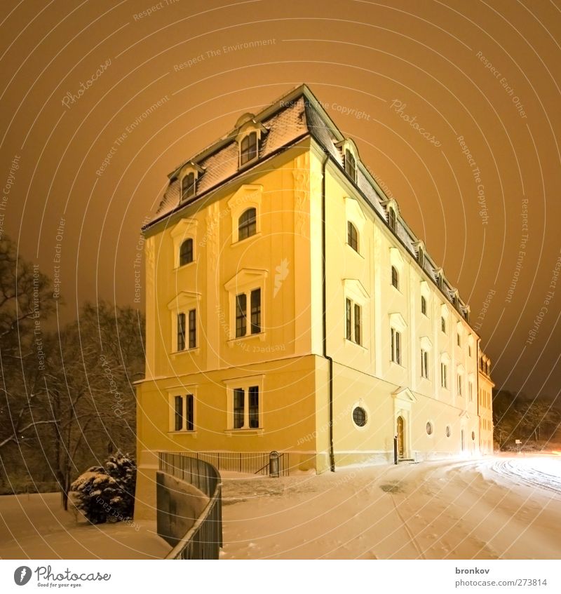 Anna Amalia Library at night Architecture Snow Small Town Manmade structures Tourist Attraction Utilize Reading Study Historic Yellow Calm Education
