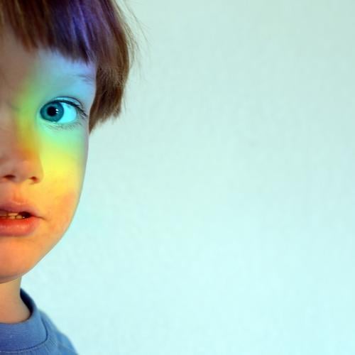 Up to here and no further Human being Child Toddler 1 1 - 3 years 3 - 8 years Infancy Looking Multicoloured Rainbow Prismatic colors Discover Curiosity