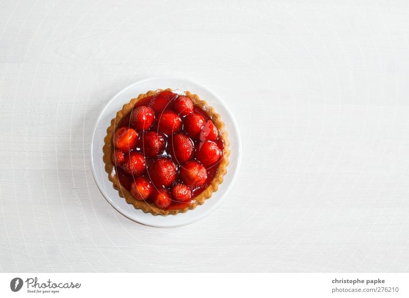 Strawberry pie on table Cake Gateau Baked goods Fruit Table Dough Dessert Food Candy Nutrition To have a coffee Organic produce Fresh cute Red Copy Space top