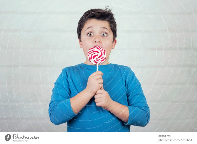 surprised child with lollipop Dessert Candy Nutrition Eating Lifestyle Joy Human being Masculine Boy (child) Infancy 1 8 - 13 years Child Diet To hold on