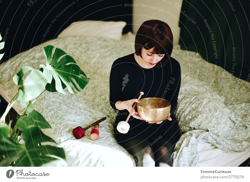 Mindfulness - Woman with singing bowl in her cozy home Lifestyle Feminine Adults 1 Human being 18 - 30 years Youth (Young adults) 30 - 45 years Contentment