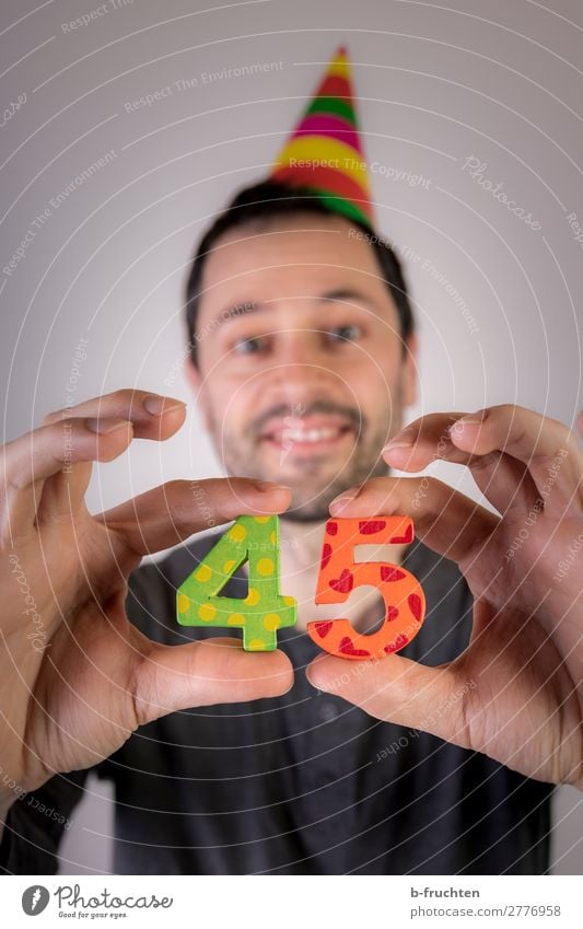 Man holding two numbers in his hand, party Party Event Feasts & Celebrations Carnival Birthday Adults Head Hand Fingers 1 Human being Hat Decoration