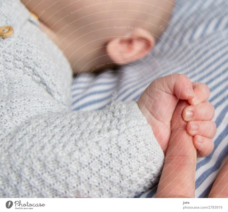 I won't let go Happy Contentment Relaxation Calm Baby Boy (child) Mother Adults Infancy Hand Fingers 0 - 12 months Touch To hold on To enjoy Communicate Lie