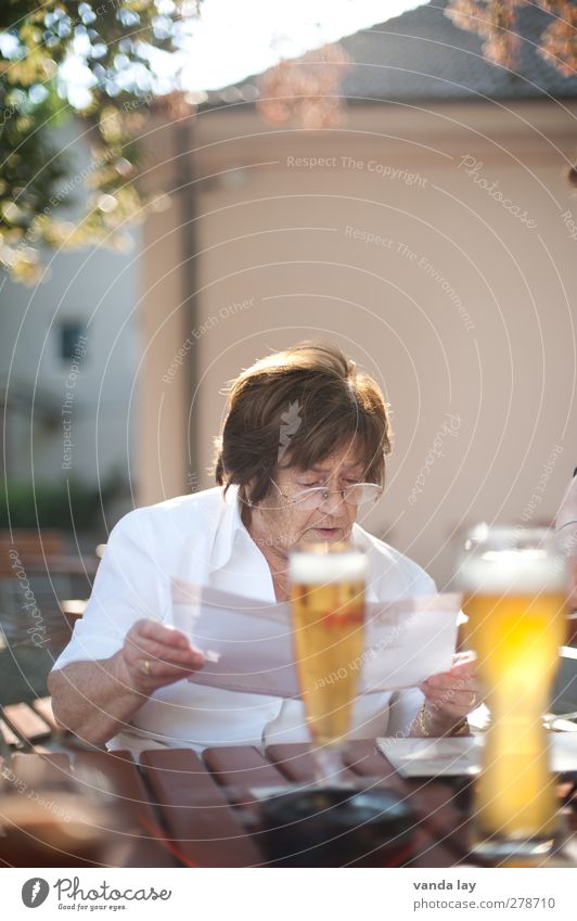 The knuckle of pork is off. Nutrition Dinner Beverage Alcoholic drinks Beer Glass Summer Restaurant Beer garden Human being Female senior Woman Grandparents