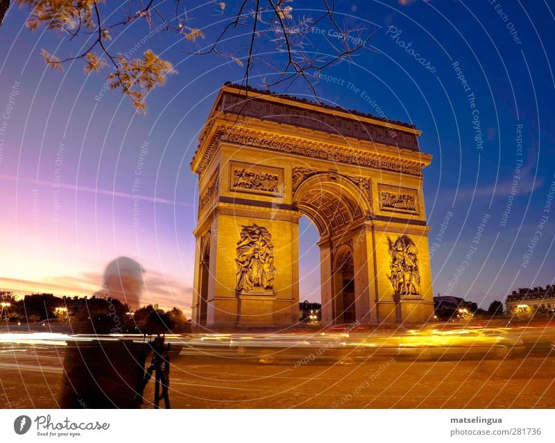 L'Arc de Triomphe (Paris) Camera Human being 1 Capital city Places Gate Manmade structures Tourist Attraction Landmark Observe Looking Historic Curiosity Blue