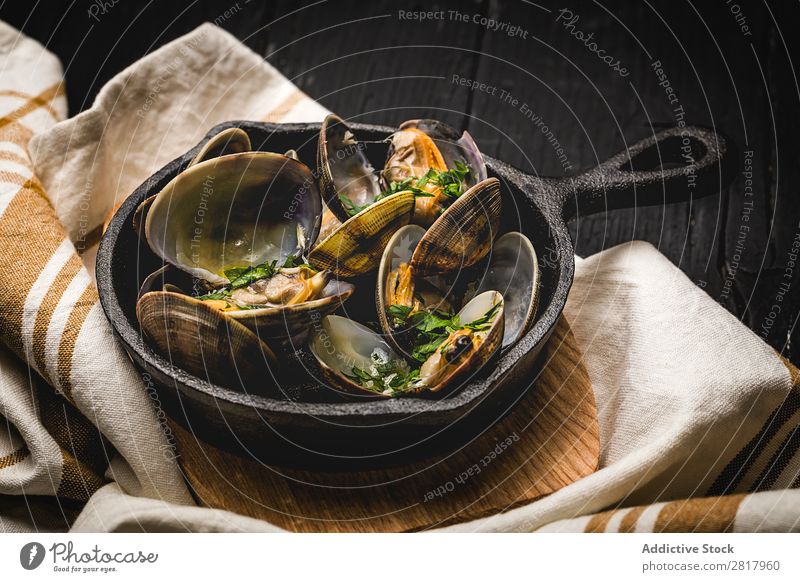 Clam stew in white wine sauce Food Seafood clams Stew Spanish Pan Parsley Herbs yummy Gastronomy Home-made Fresh Background picture Kitchen Cooking Frying