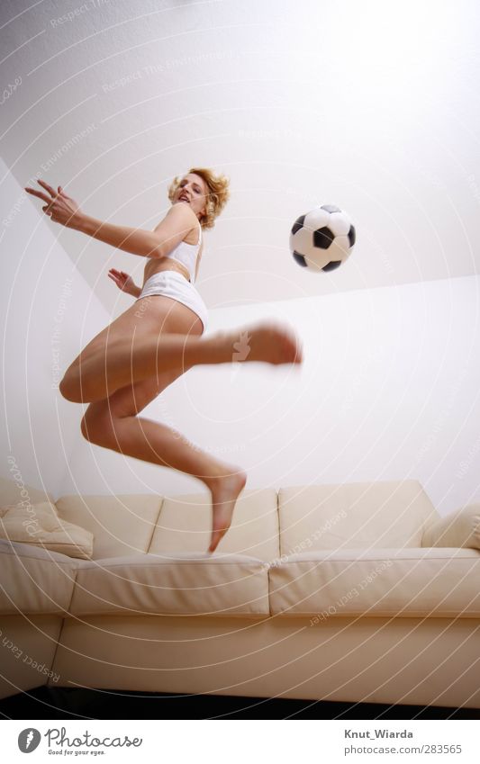 home game Sports Ball sports Soccer Human being Feminine Woman Adults Body 1 Athletic Brown Black White Joy Movement Fitness Jump Living room Blonde