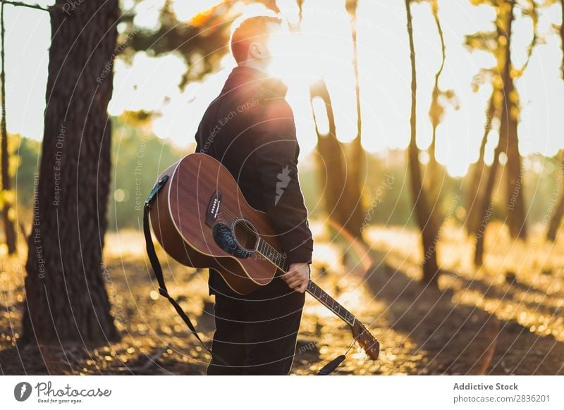Man with guitar in woods Guitar Nature Music Forest Cool (slang) Lifestyle Musician Easygoing Guitarist Acoustic Autumn Musical Human being Guy Natural
